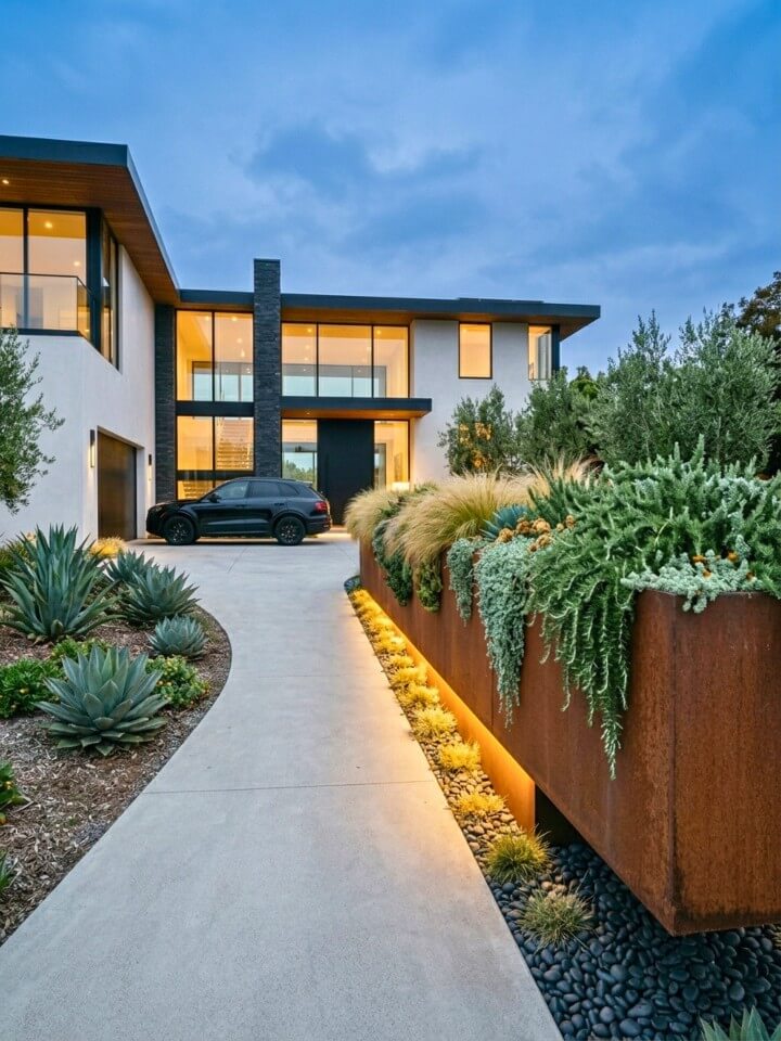 cantilevered garden walls for a bold architectural statement
