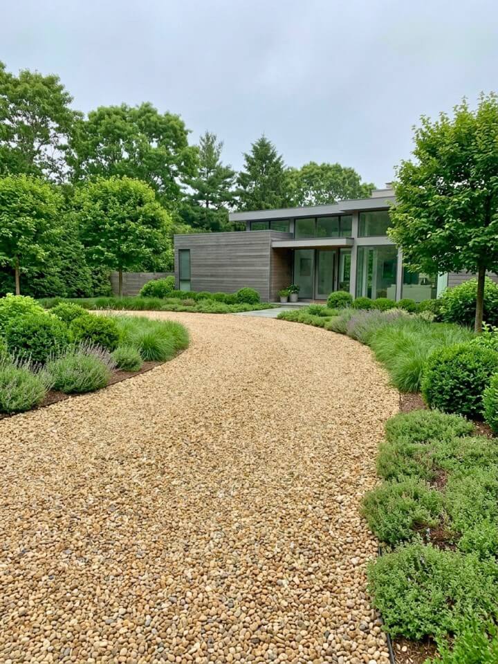 pea gravel front yard driveway